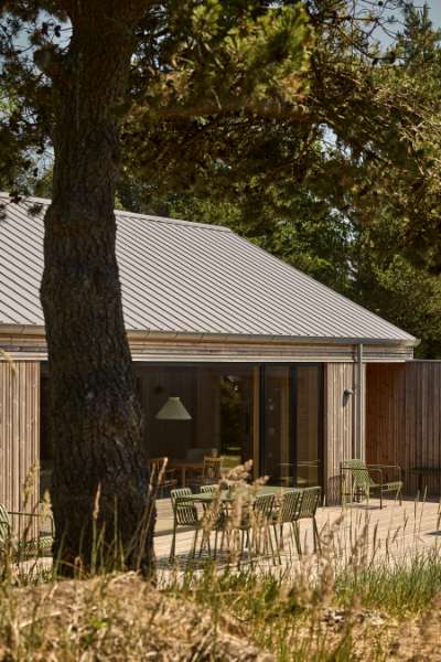 Pfannenblechen auf dem Dach schaffen die Grundlage für gemütliche Sommerhausstimmung, Torndrupskovvej 3, 9370 Hals, Dänemark